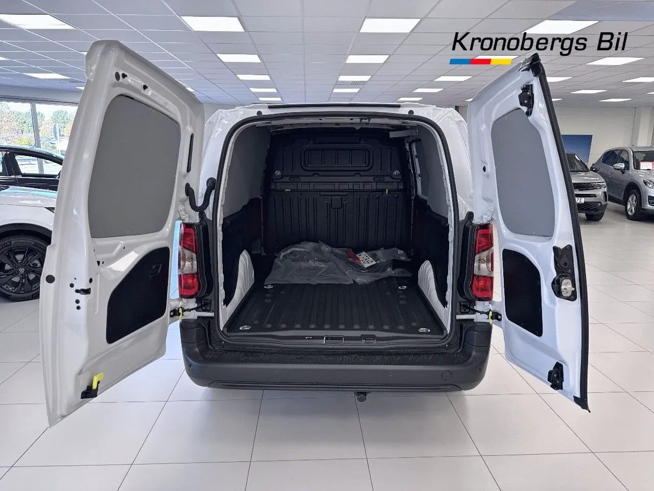 Vehicle image 15