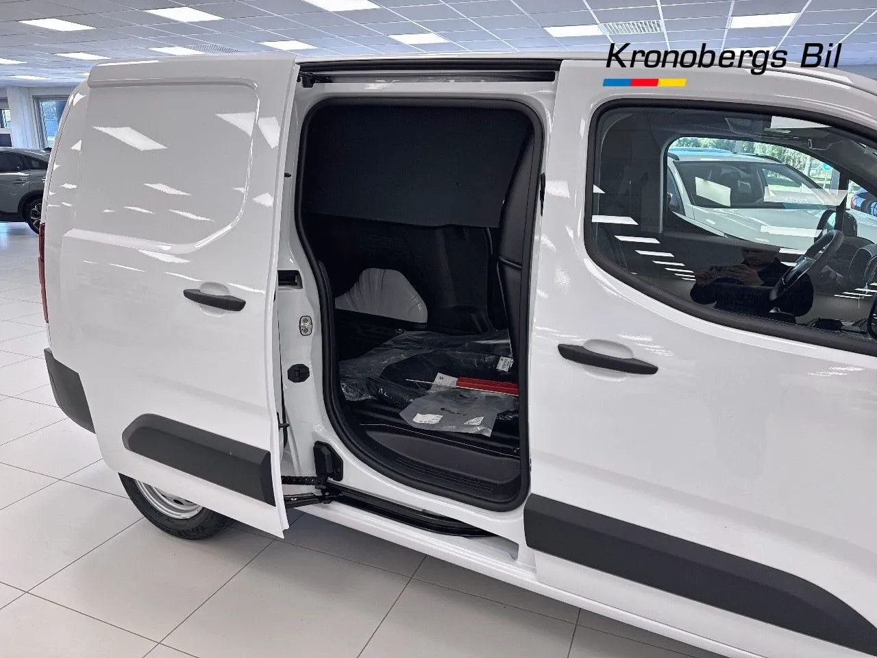 Vehicle image 16