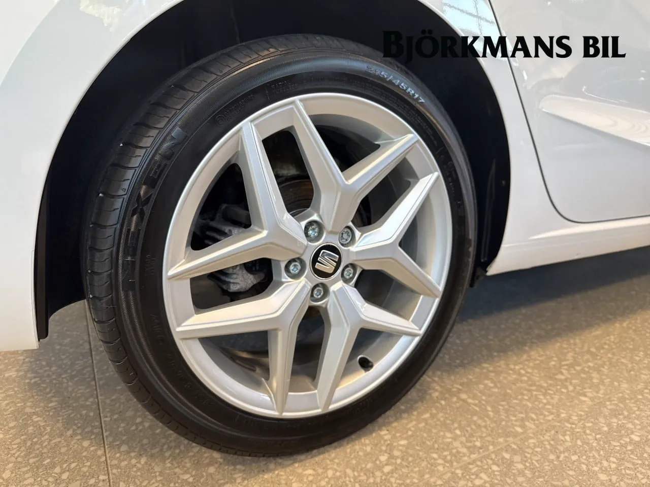 Vehicle image 15