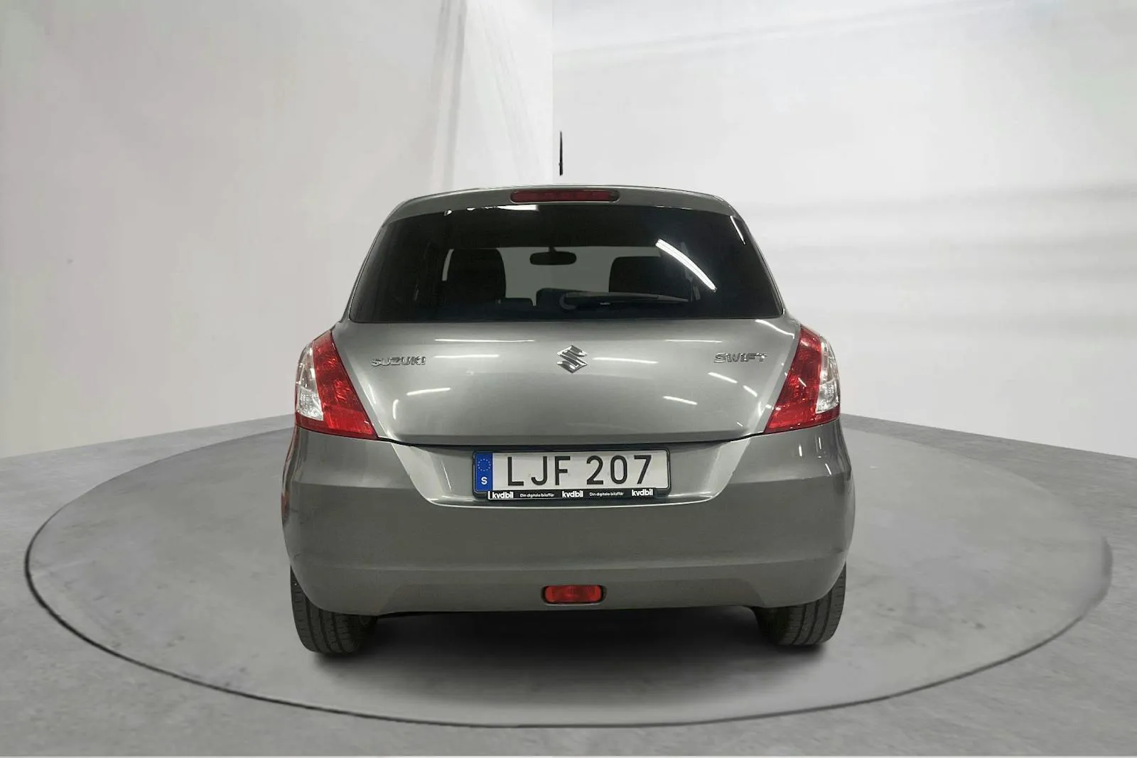 Vehicle image 4