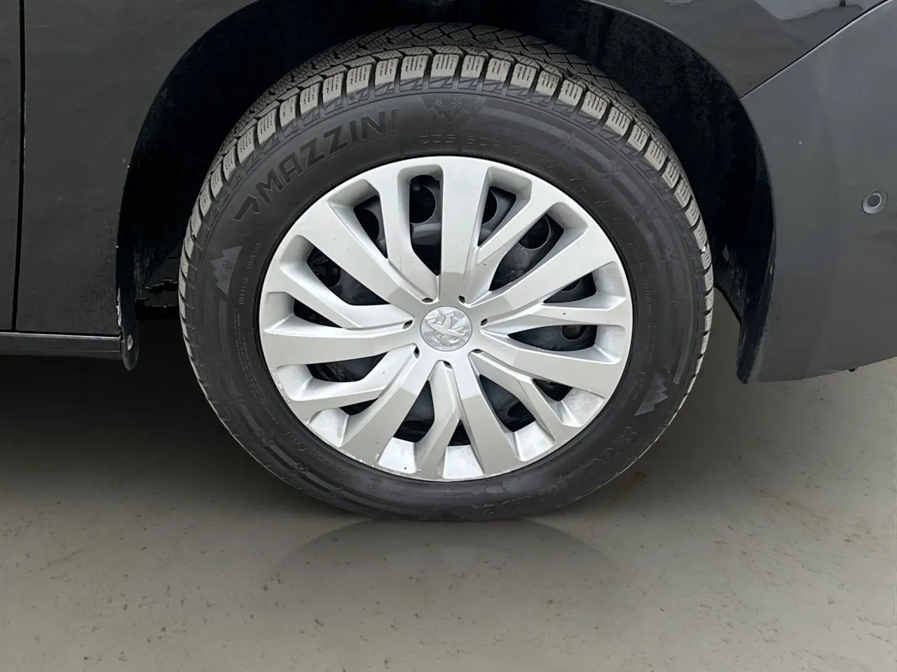 Vehicle image 32