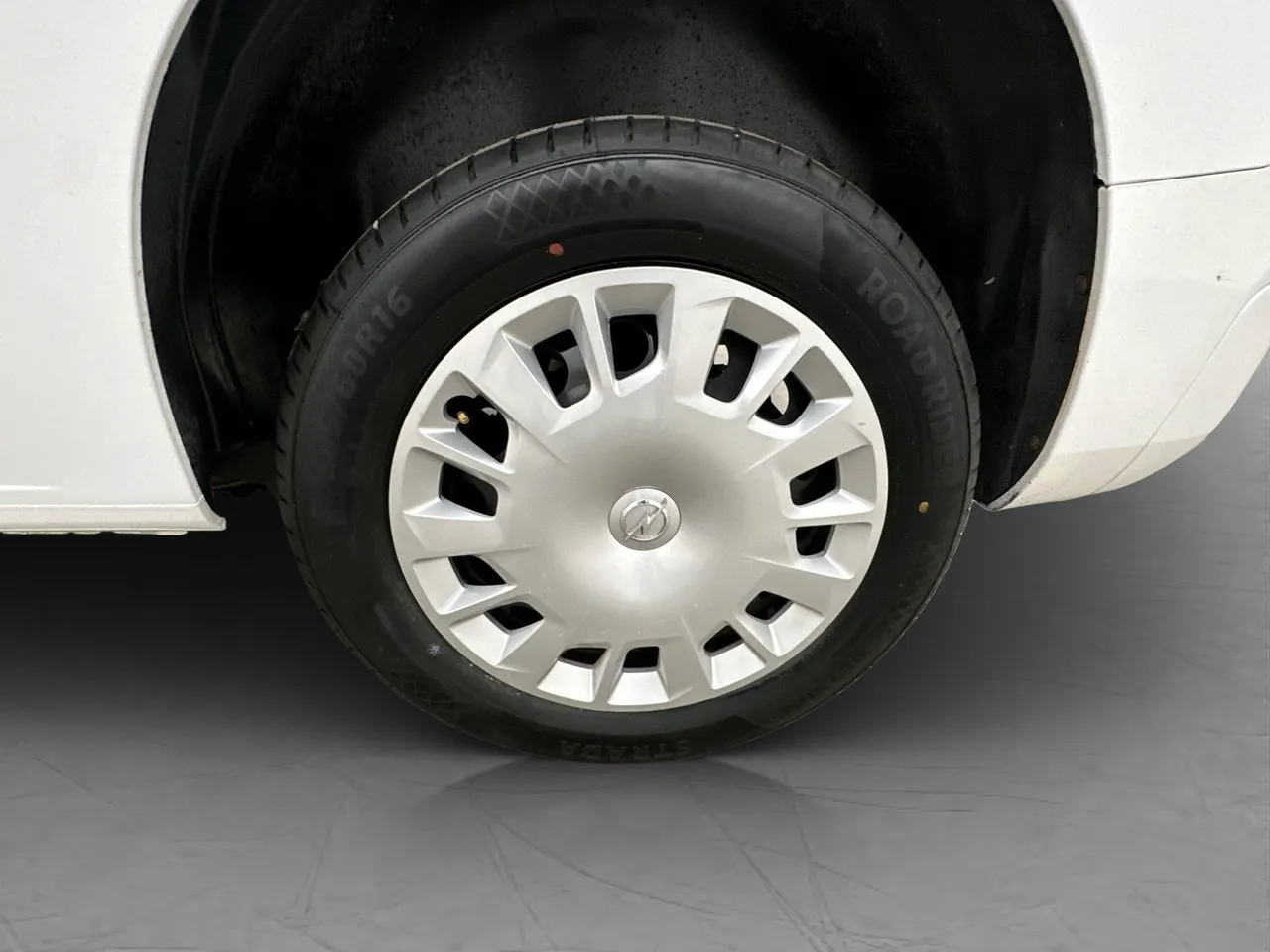 Vehicle image 26