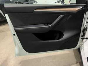 Tesla Model Y bild 8