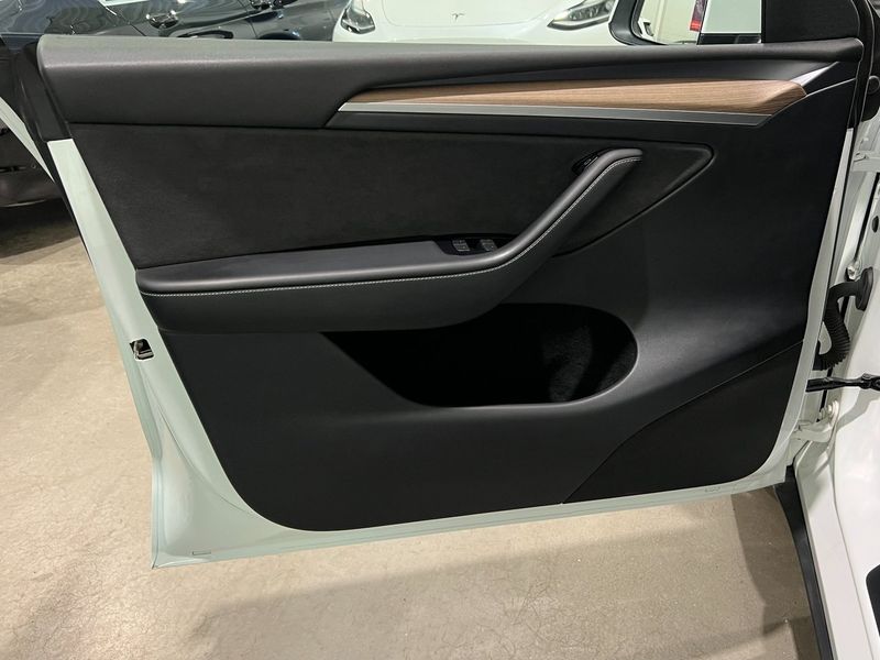 Tesla Model Y bild 8