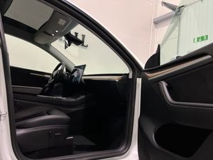 Tesla Model Y bild 25