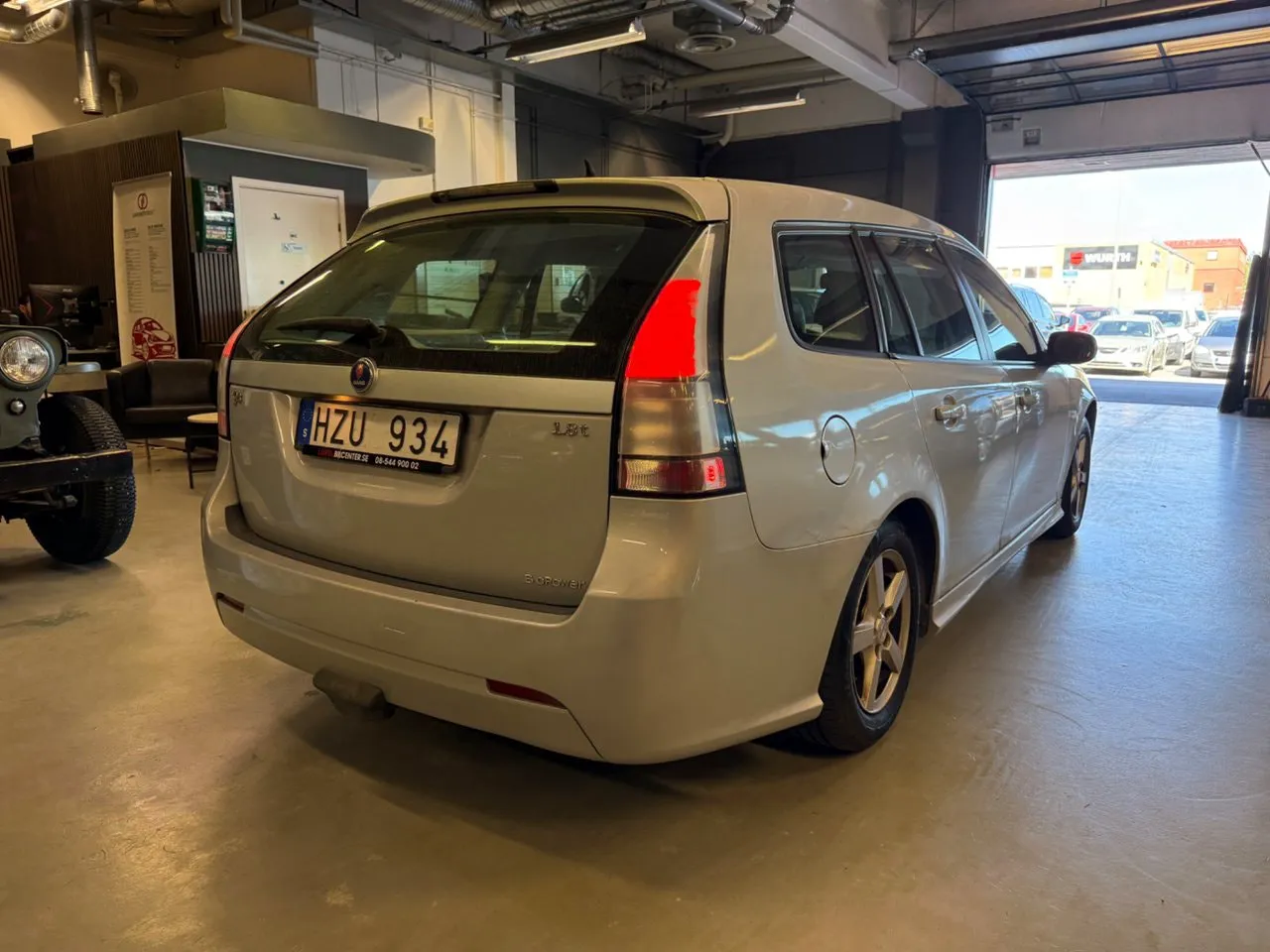 Vehicle image 4