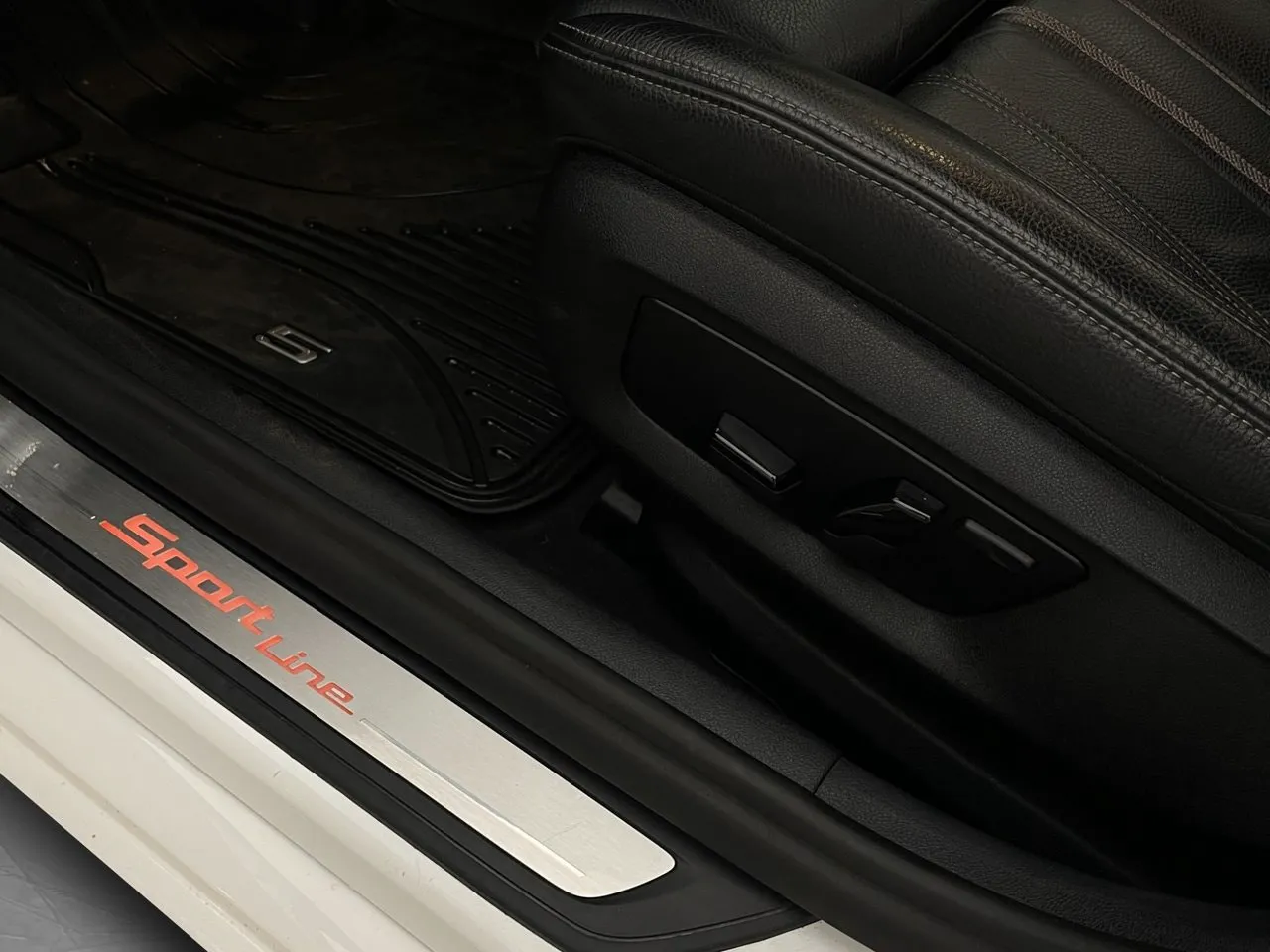Vehicle image 30