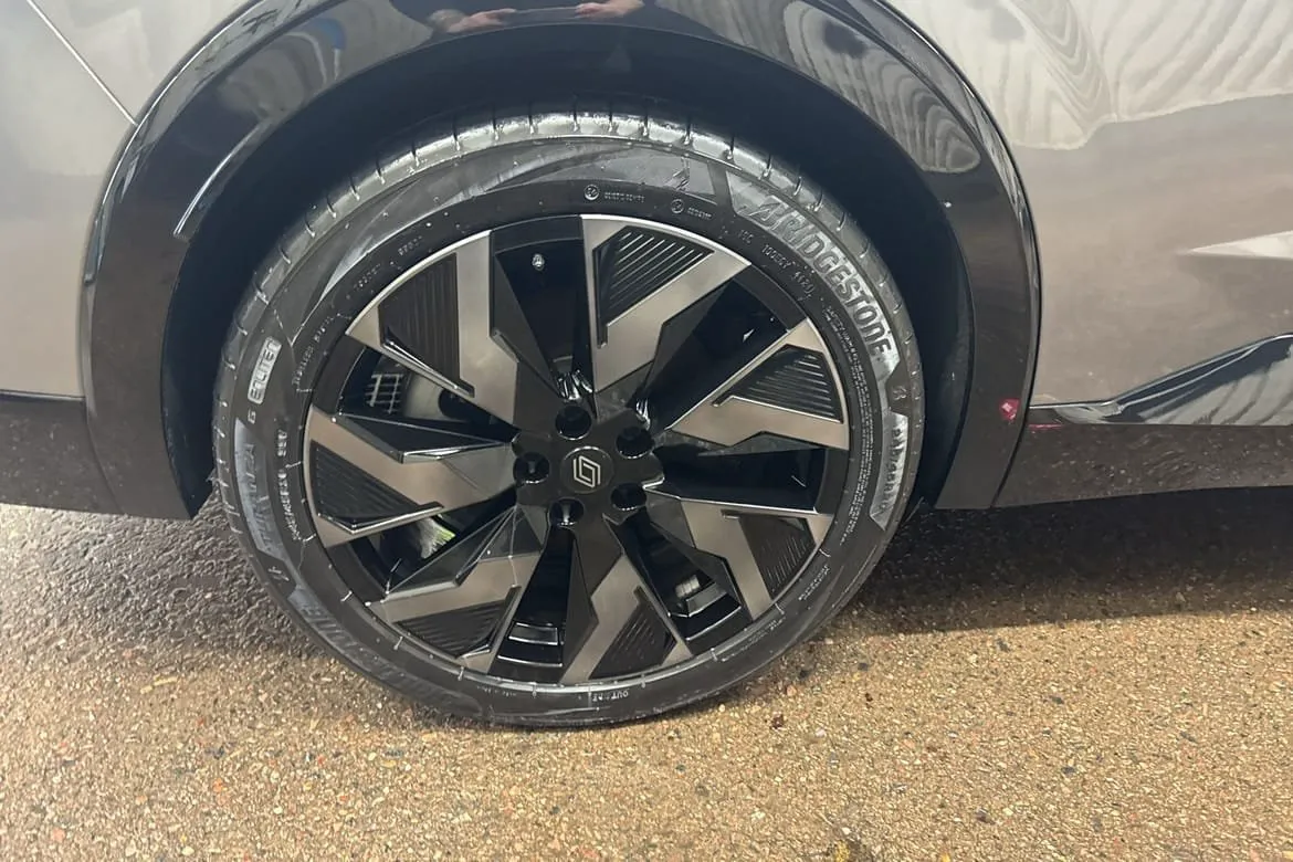 Vehicle image 10