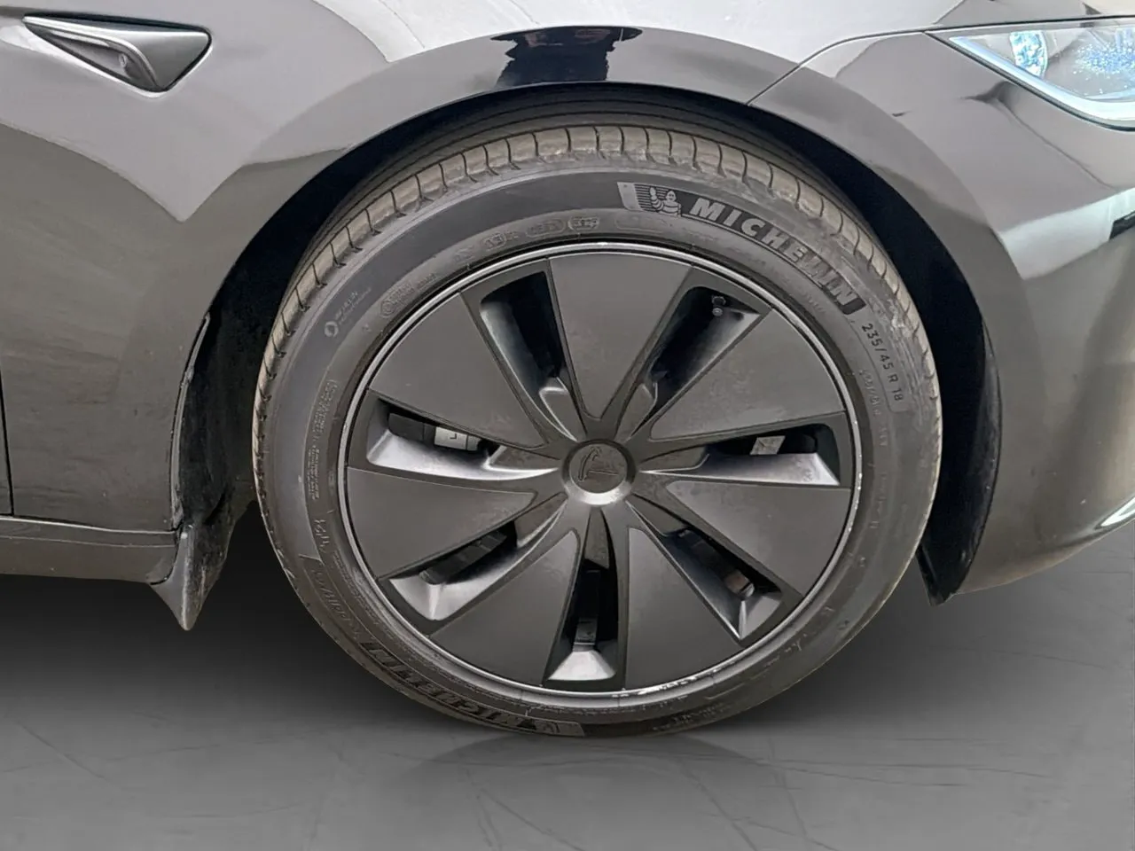 Vehicle image 32