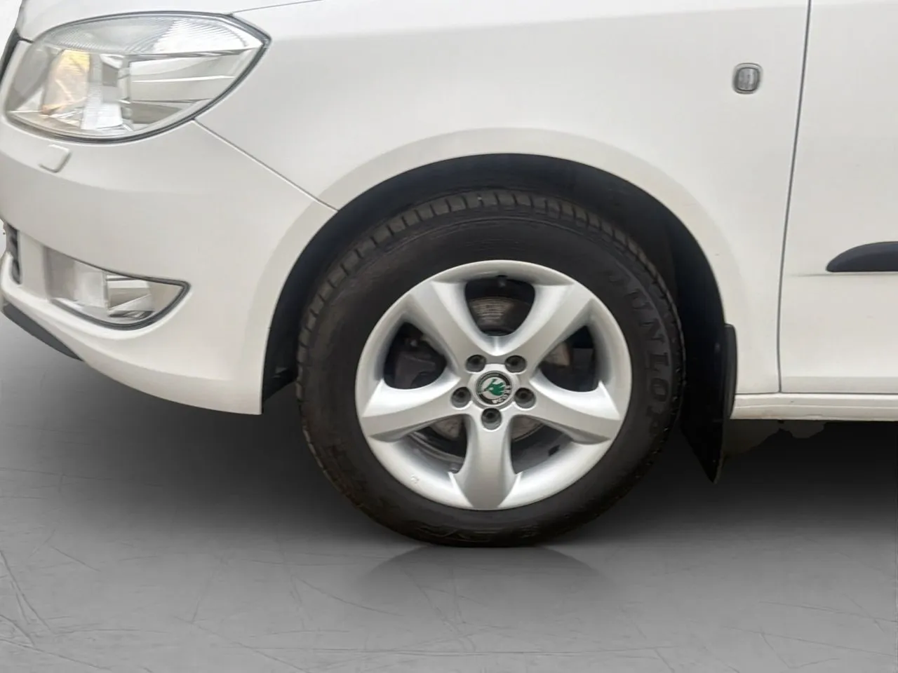 Vehicle image 16
