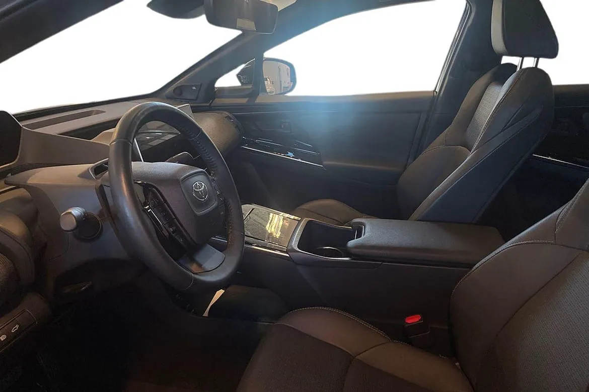 Vehicle image 9