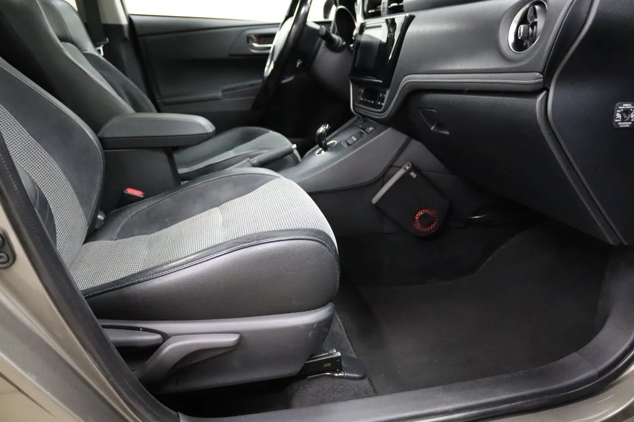 Vehicle image 15