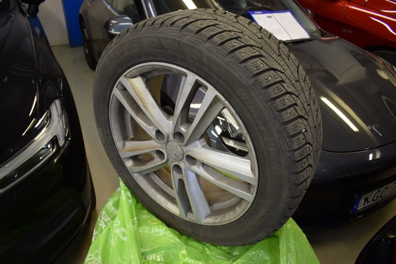 Vehicle image 13