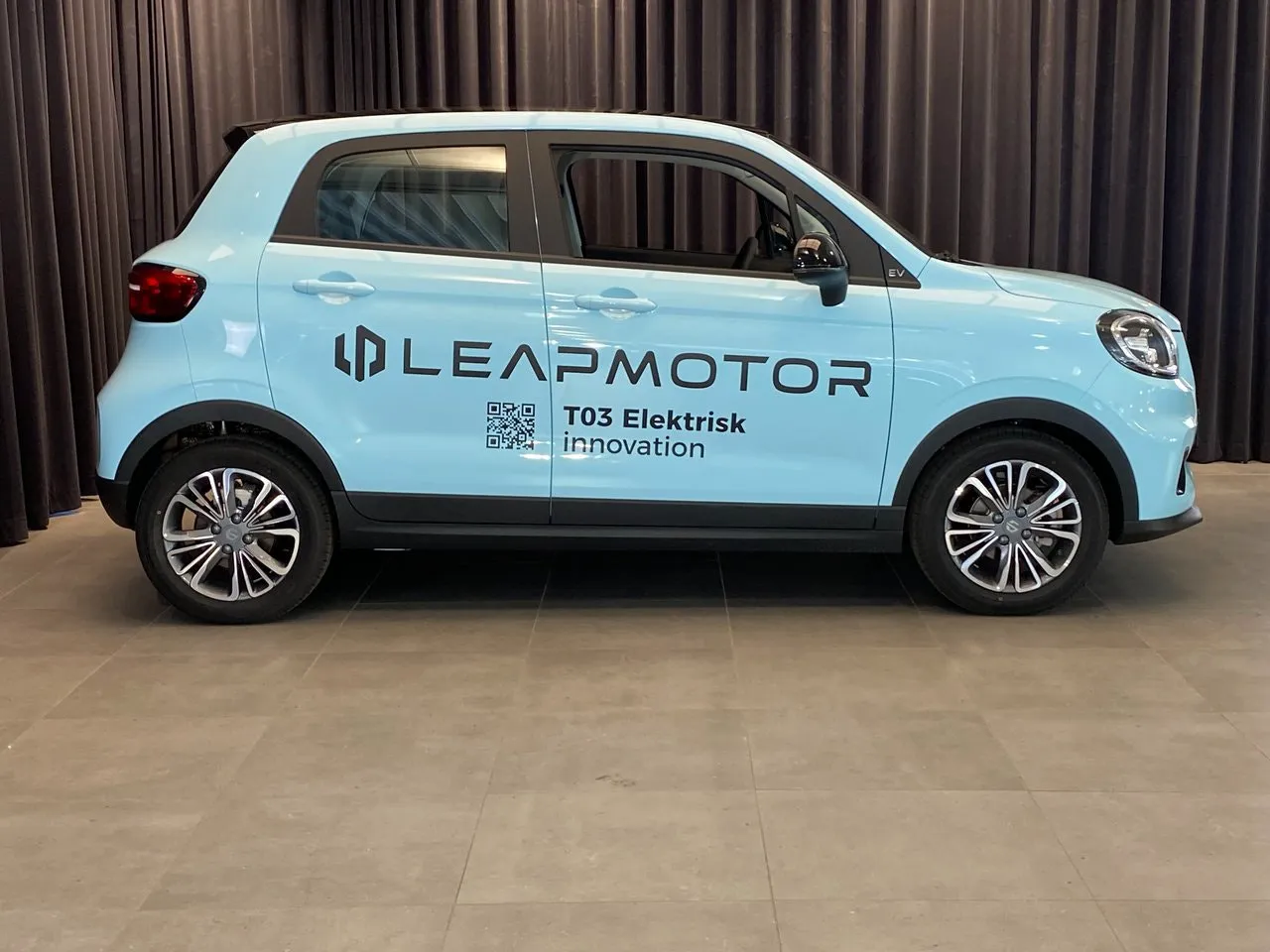 Vehicle image 4