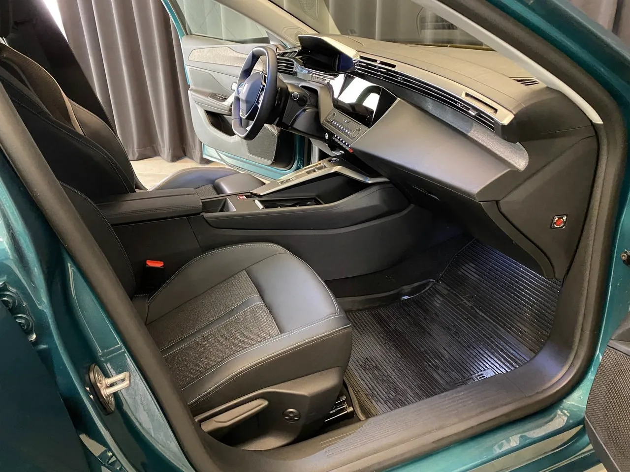Vehicle image 32