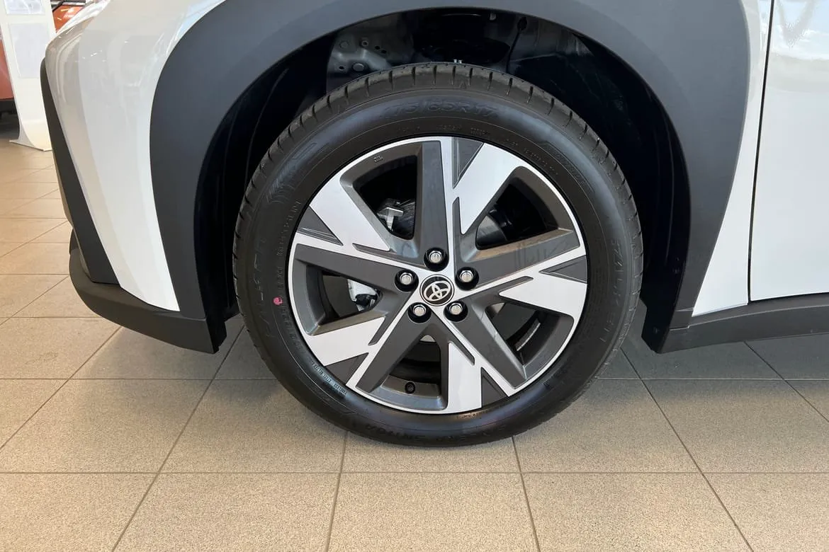 Vehicle image 16