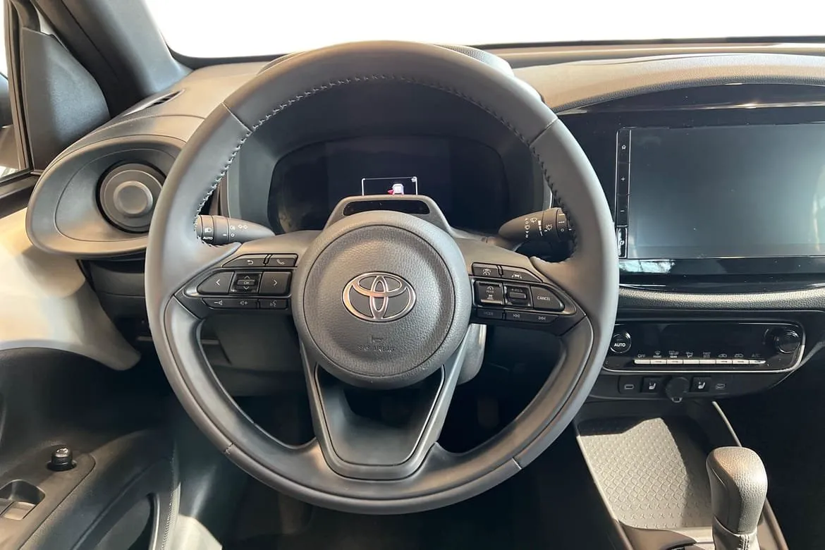 Vehicle image 10