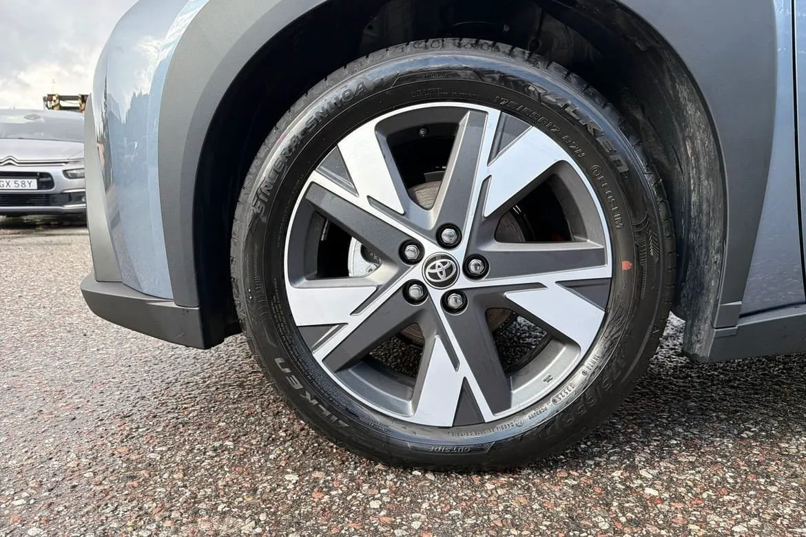 Vehicle image 16