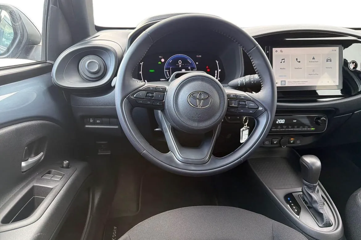 Vehicle image 10