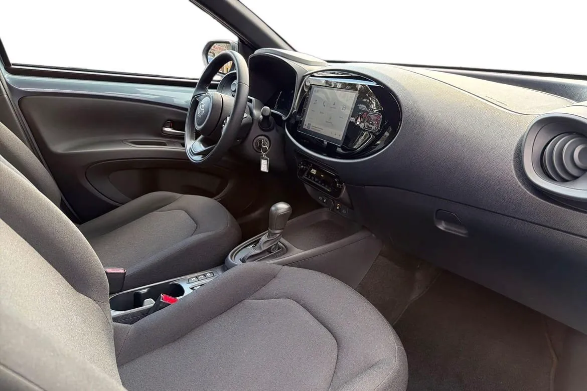 Vehicle image 6