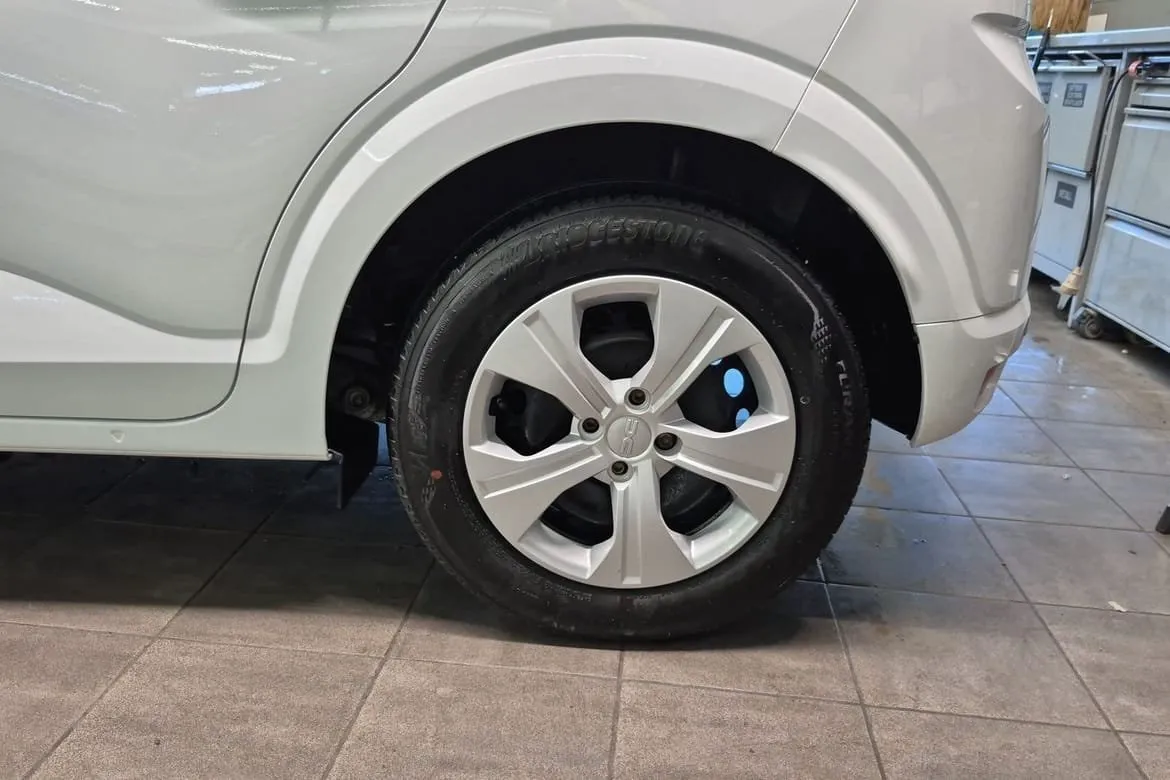 Vehicle image 16