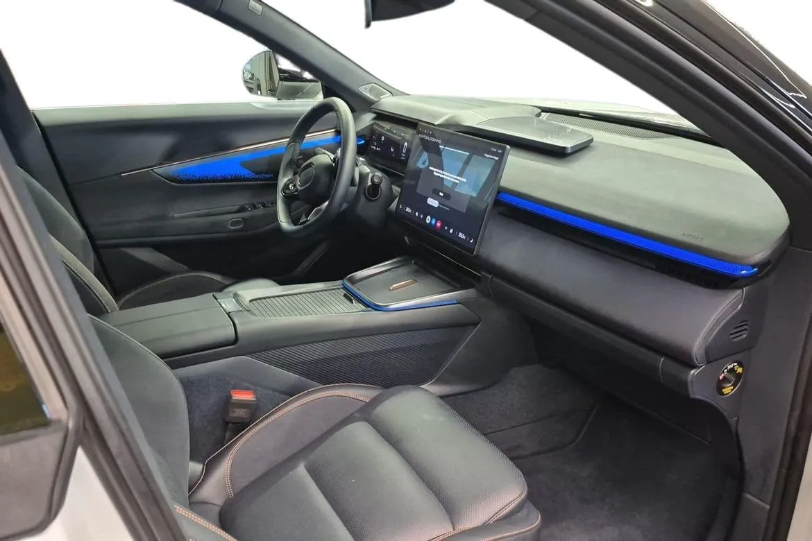 Vehicle image 6