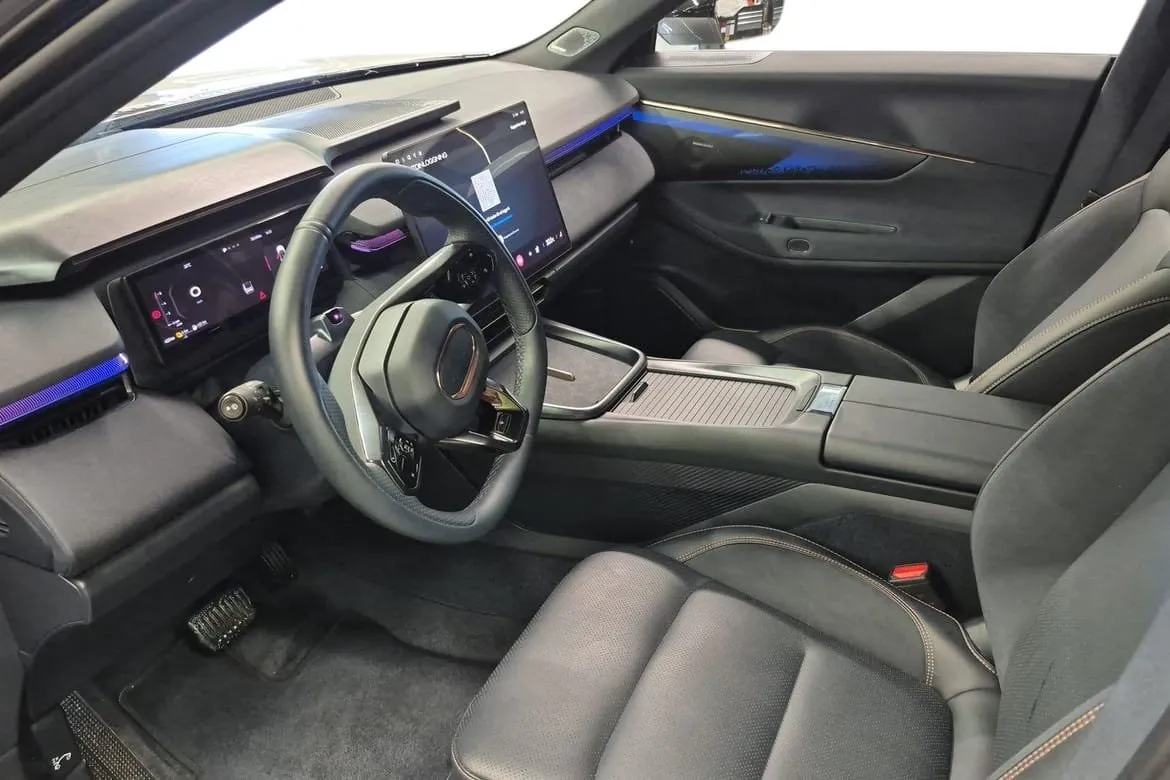 Vehicle image 13