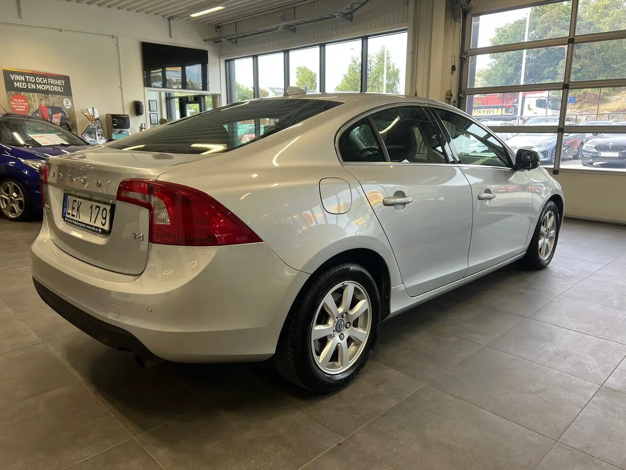 Vehicle image 6