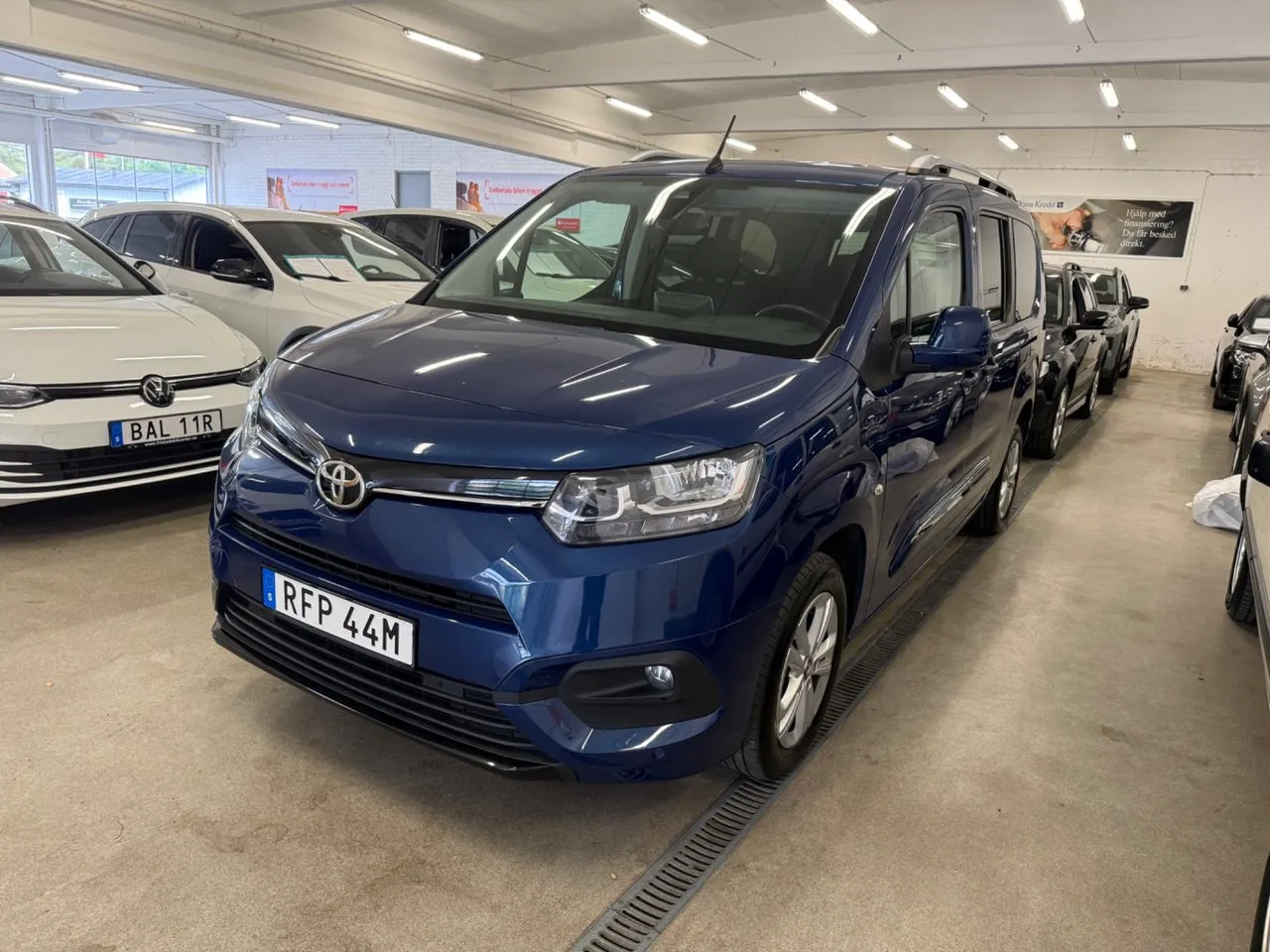 Vehicle image 14