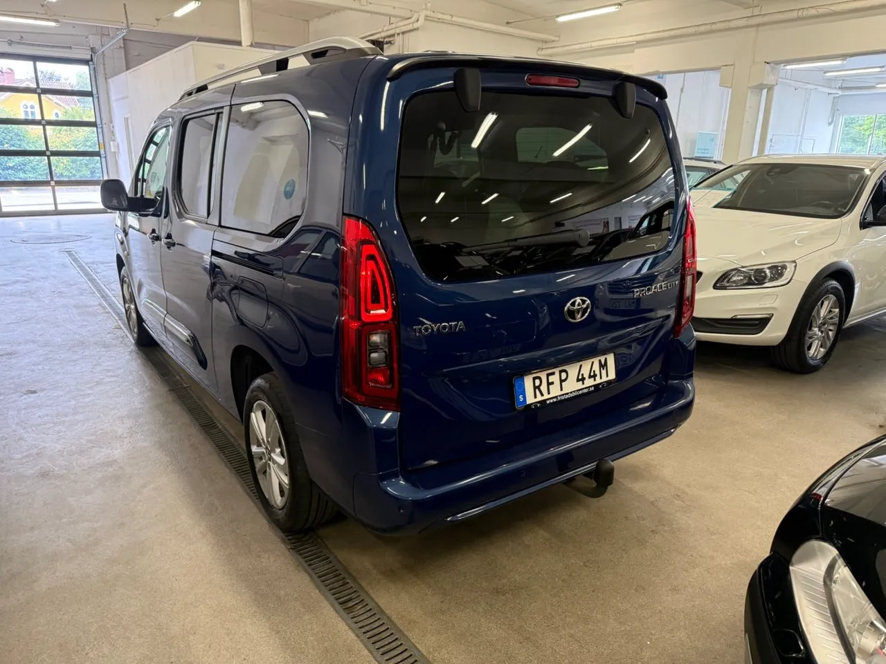 Vehicle image 16