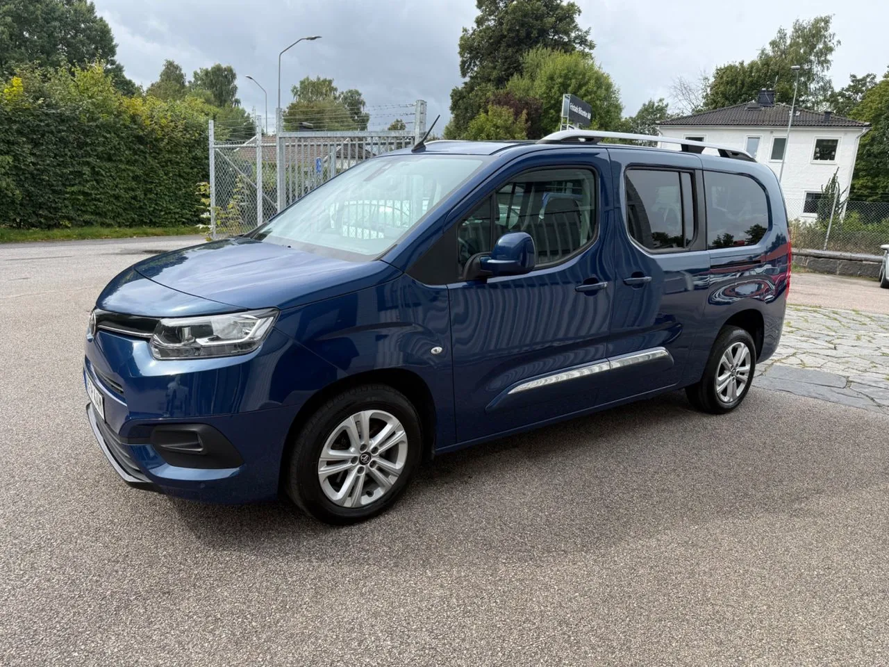 Vehicle image 10
