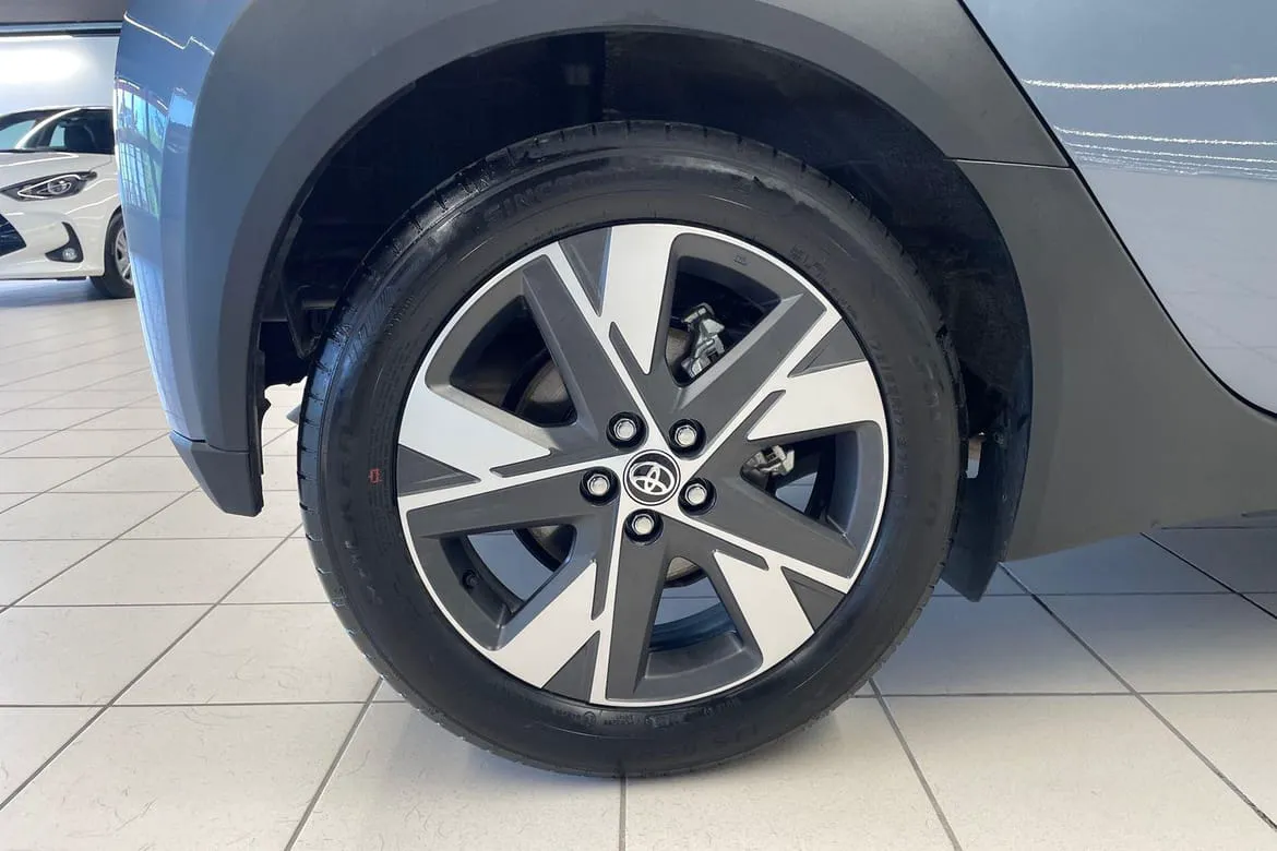 Vehicle image 15