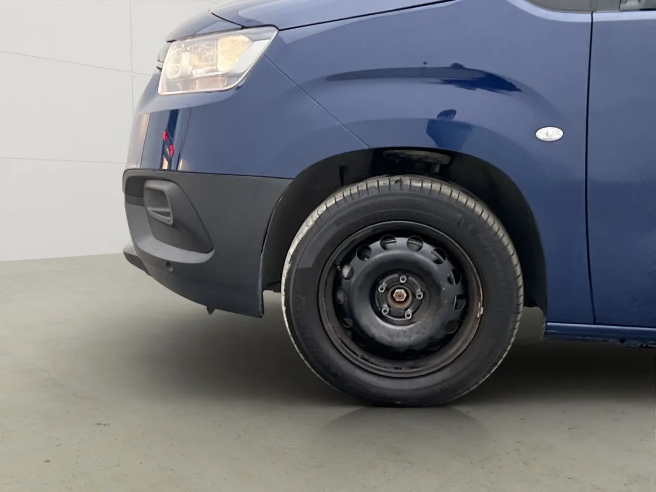 Vehicle image 25