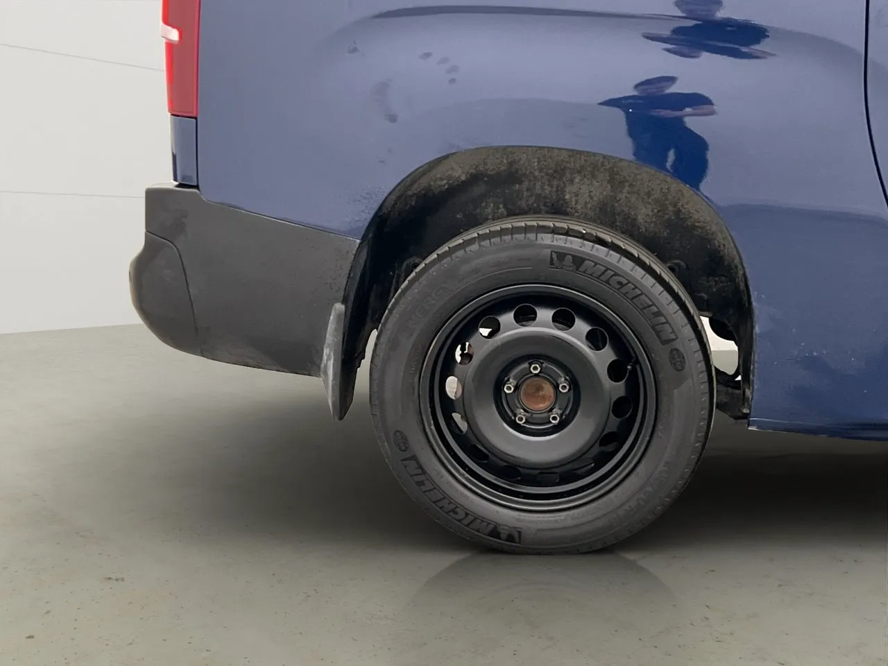 Vehicle image 27