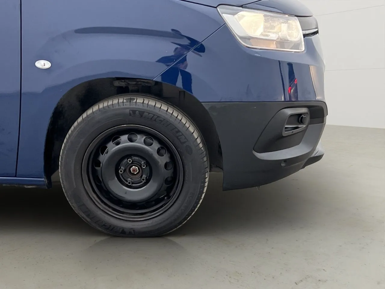 Vehicle image 28