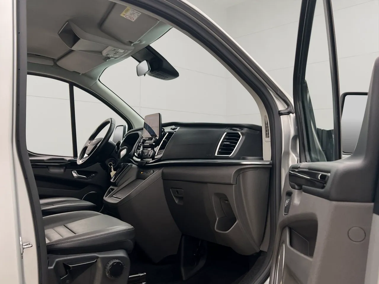 Vehicle image 32