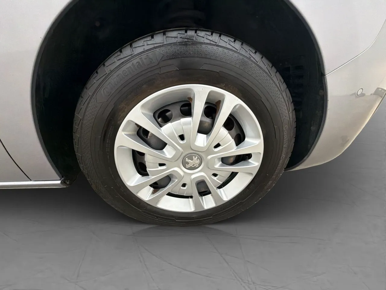 Vehicle image 30