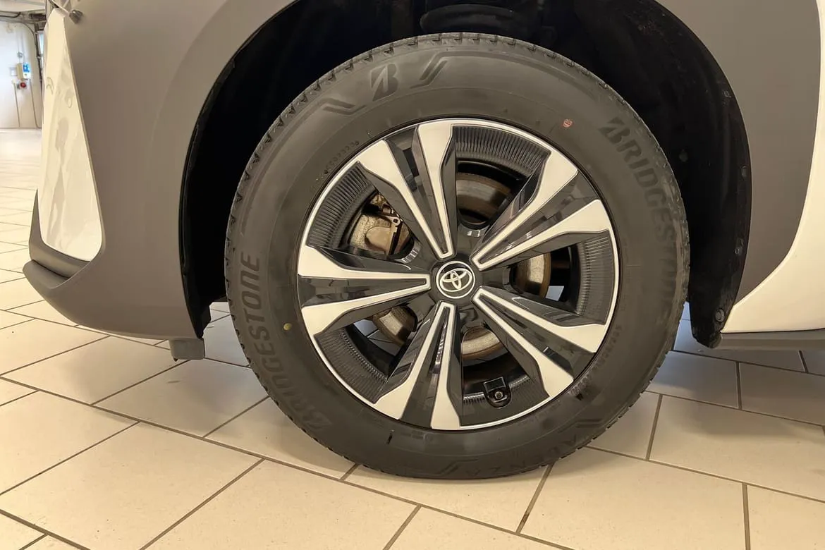 Vehicle image 16