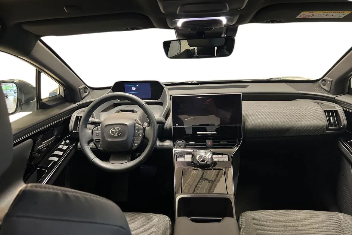 Vehicle image 9