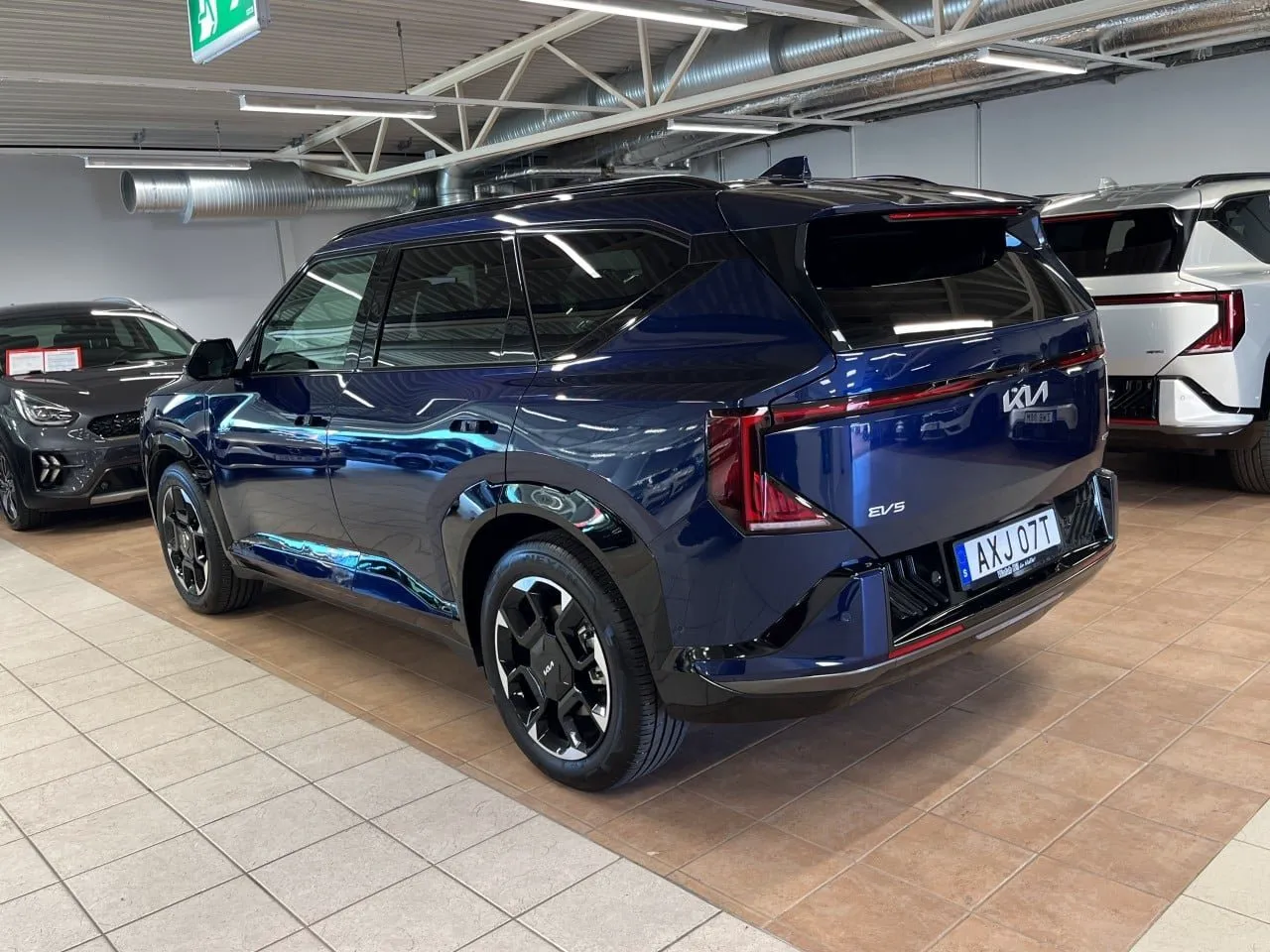 Vehicle image 5