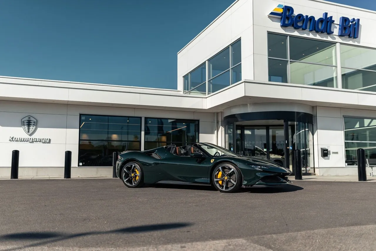 Vehicle image 15