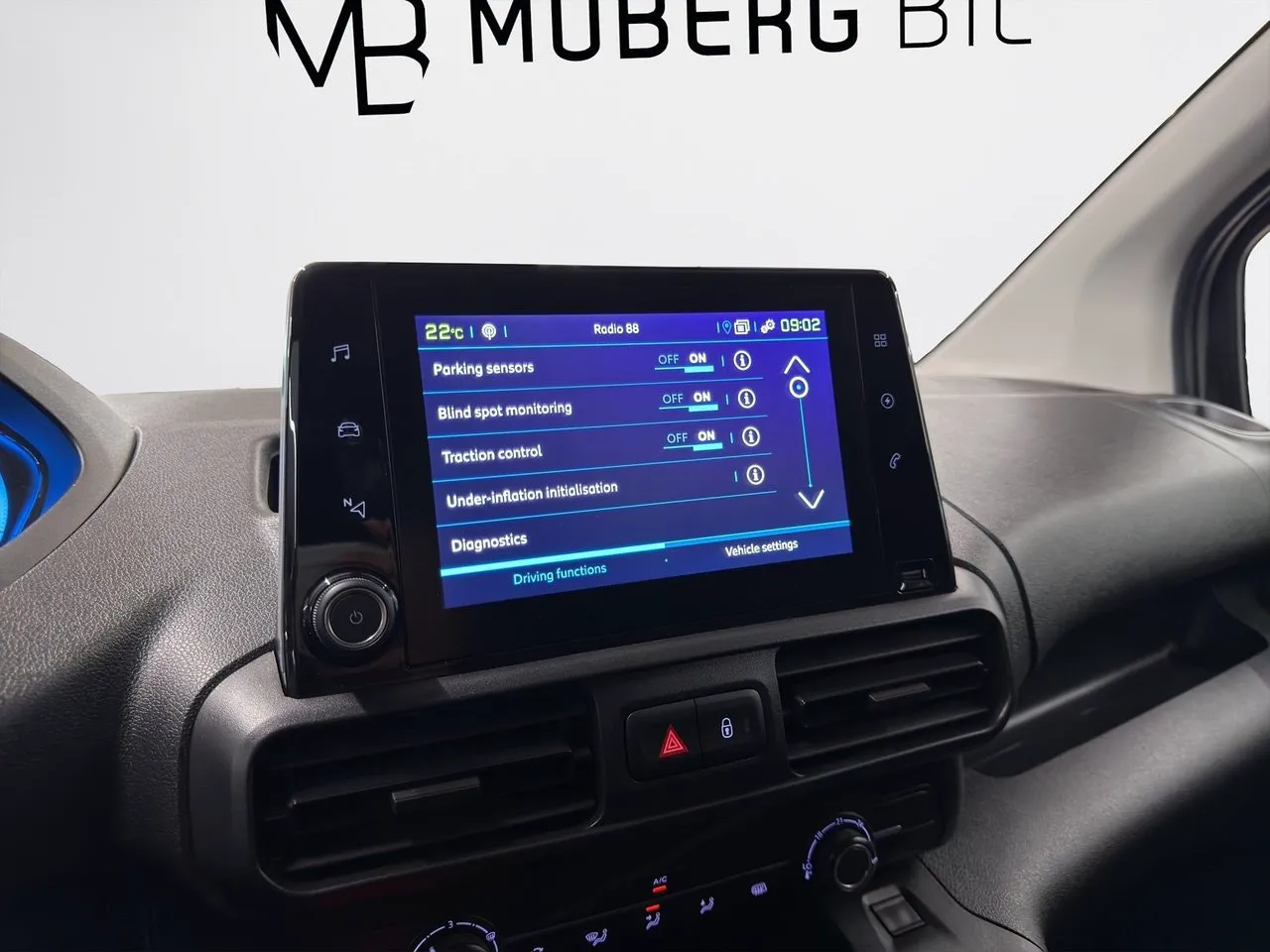 Vehicle image 10