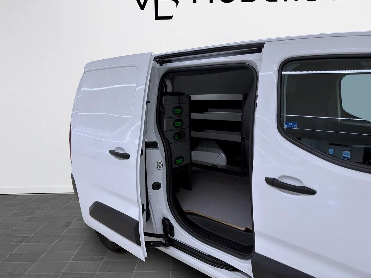 Vehicle image 15
