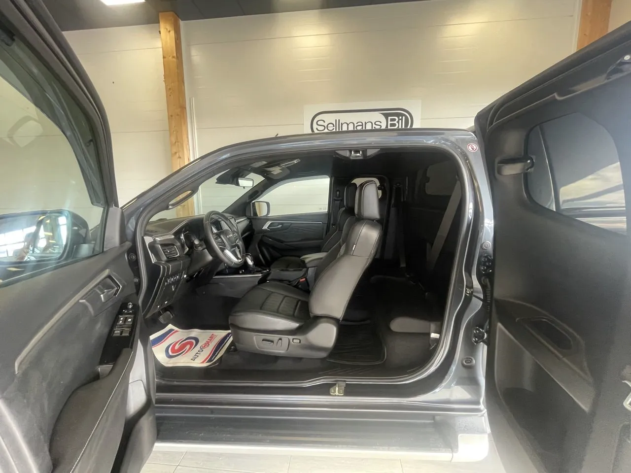 Vehicle image 7