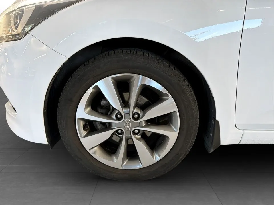 Vehicle image 16