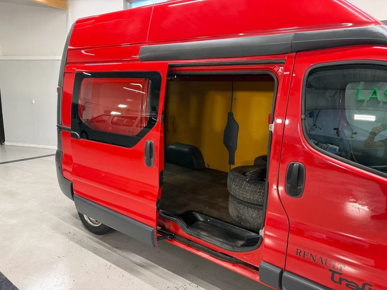 Vehicle image 14