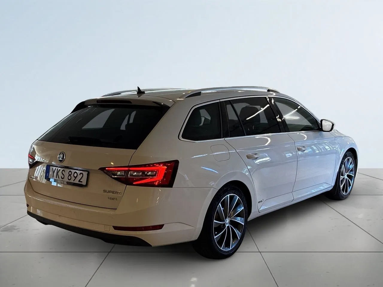 Vehicle image 5