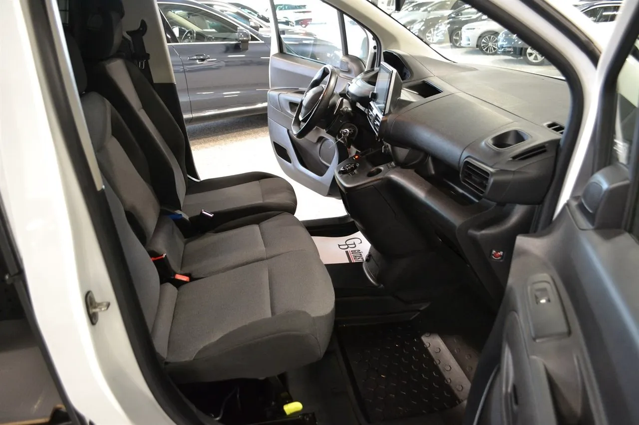 Vehicle image 11