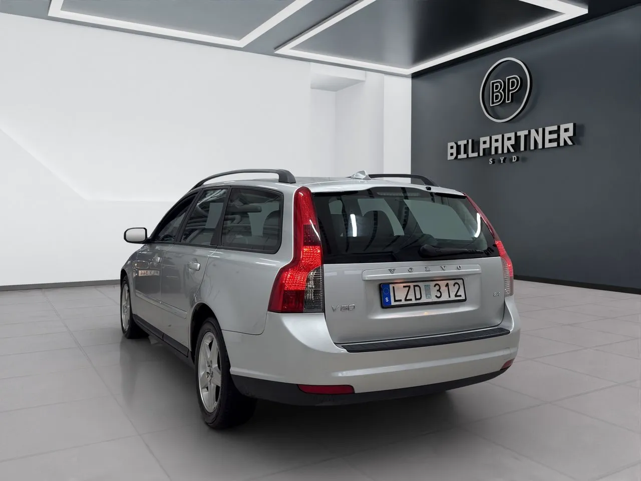 Vehicle image 7