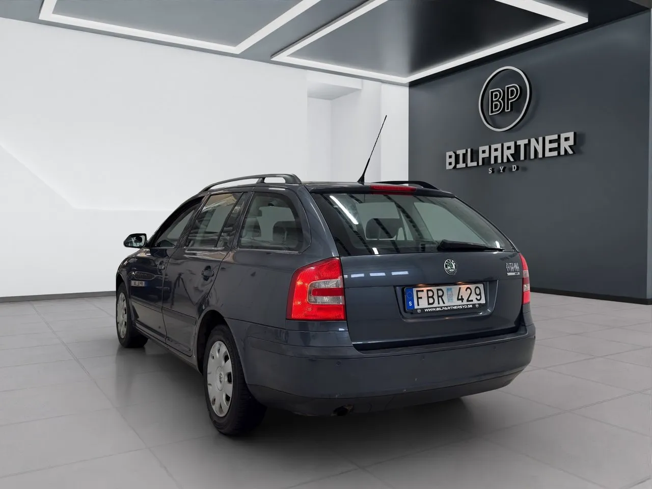 Vehicle image 7